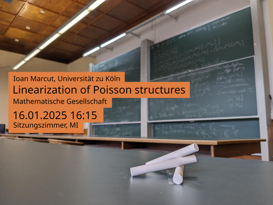 Das Sitzungszimmer des Mathematischen Instituts mit Tafeln, Tischen und Kreide, darüber ein Overlay mit dem Text des Toots