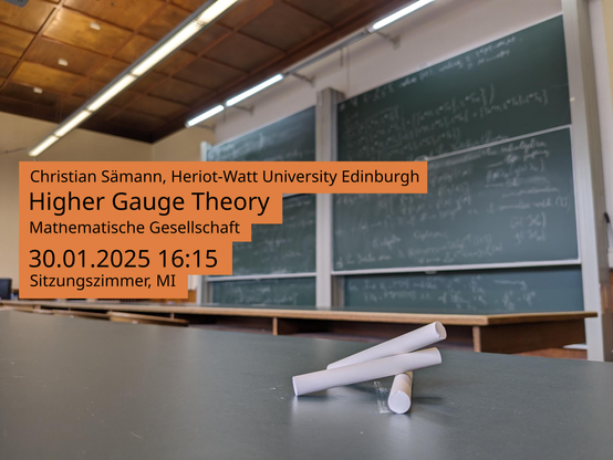 Das Sitzungszimmer des Mathematischen Instituts mit Tafeln, Tischen und Kreide, darüber ein Overlay mit dem Text des Toots