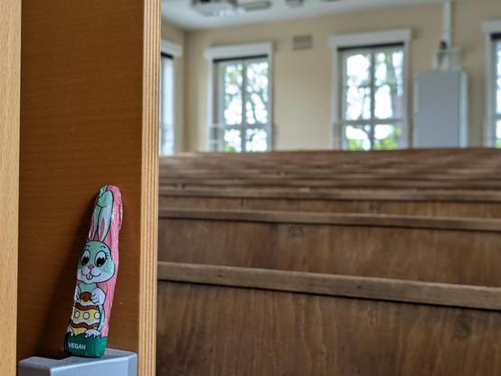 leerer Hörsaal mit einen Mini-Schokohasen am Rand des Bildes