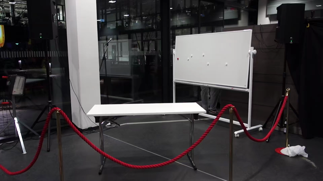 Ein Zeitraffervideo einer Wissenschaftsshow für Kinder, in der drei junge Menschen aus Pappe ein Modell eines Satelliten mit Kameras und Solarpanelen aufbauen. Das Video wirkt aufgrund der schnell aublaufenden Zeit sehr wuselig, und wird zusätzlich lustig dadurch, dass der Satellit beim Basteln ein "Gesicht" verpasst bekommt.