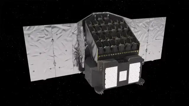 Eine künstlerische Darstellung des PLATO-Raumfahrzeugs der ESA. Vor schwarzem Hintergrund fallen um den zentralen Teil der Mission herum rechts und links zuerst die silbern leuchtenden Flächen der Rückseiten von Solarpanelen auf. Im Zentrum dominieren viele kleine in einem 4x6 Raster angeordnete Teleskopöffnungen den Anblick, mit zwei weiteren kleinen Teleskopen, die oberhalb dieses regelmäßigen Rasters angebracht sind.