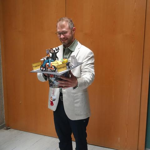 Jonathan Nölke examining his PhD hat