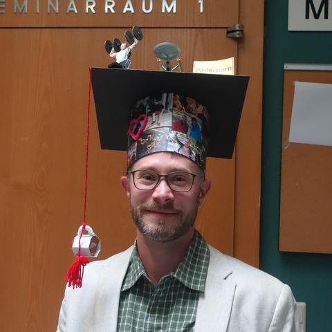 Jonathan Nölke with his PhD hat