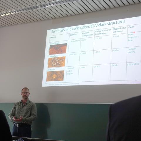 Jonathan Nölke during his PhD defense, showing a slide with his most important results