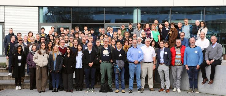 group picture in front of main entrance of the Max Planck Institute for Solar System Research