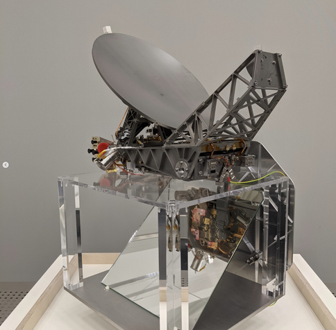 Ein Beobachtungsinstrument dominiert von einer schüsselförmigen Antenne.