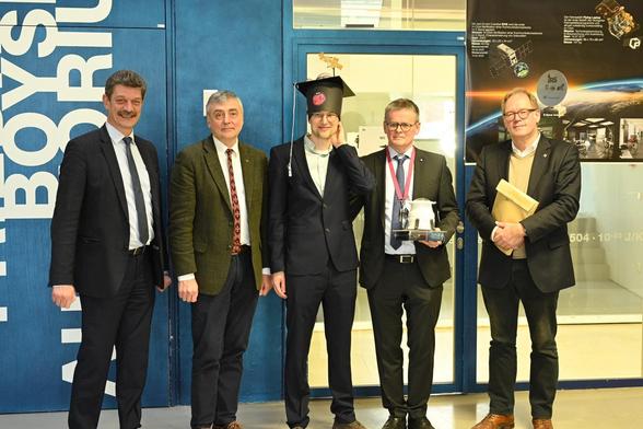 Group picture of Patrick Bambach and members of the examination committee